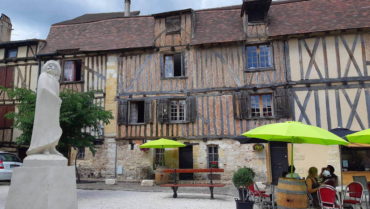 image de la place de la myrpe, vue d'en face de la maison