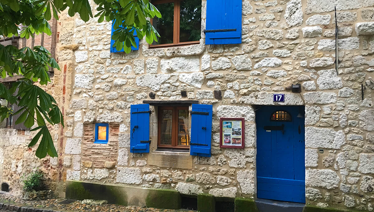 Image de la façade de la maison d'hôtes Le Colombier de Cyrano et Roxane