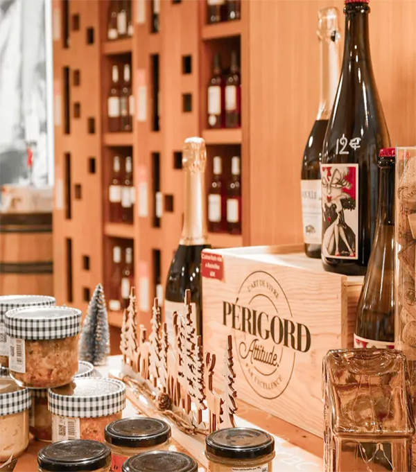 Quai Cyrano c’est à la fois : un Office de Tourisme, un espace vin avec une Maison des Vins, un bar, une terrasse, une scénographie dédiée au personnage de Cyrano de Bergerac, une Micro-Folie, un cloître du XVIIème siècle.